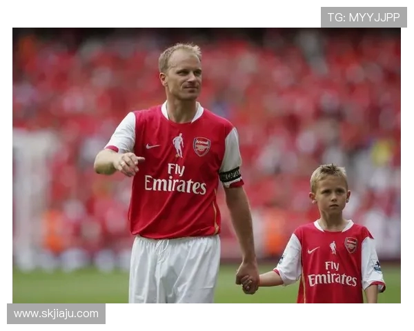 丹尼斯·博格坎普：从阿贾克斯到阿森纳的传奇之路与足球智慧