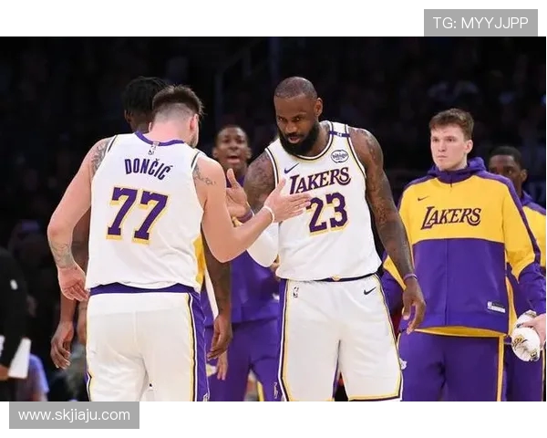 快船与湖人巅峰对决谁能称霸洛杉矶新赛季焦点大战即将上演 快船与湖人巅峰对决谁能称霸洛杉矶新赛季焦点大战即将上演