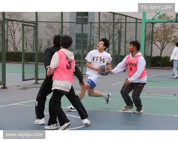 篮球激情燃动青春梦想展现团队力量与拼搏精神