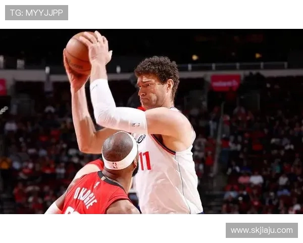 布鲁克洛佩斯：从篮筐之下的巨人到NBA赛场的传奇之路